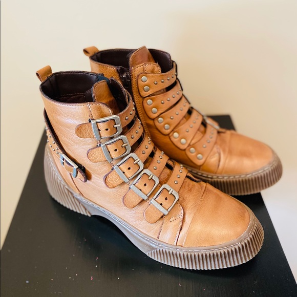 Unique, stylish boots, barely worn! - Picture 1 of 4